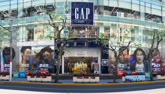GAP和喜家德门店现“罩样笑”巨幅海报，疫情下广告圈在做什么？