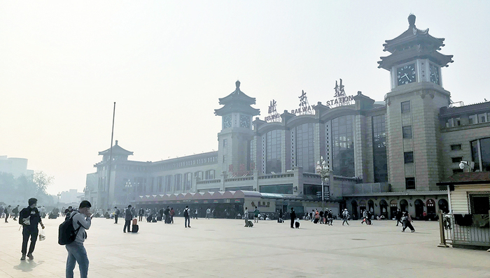 五一首日铁路发送旅客720万，为去年同期四成