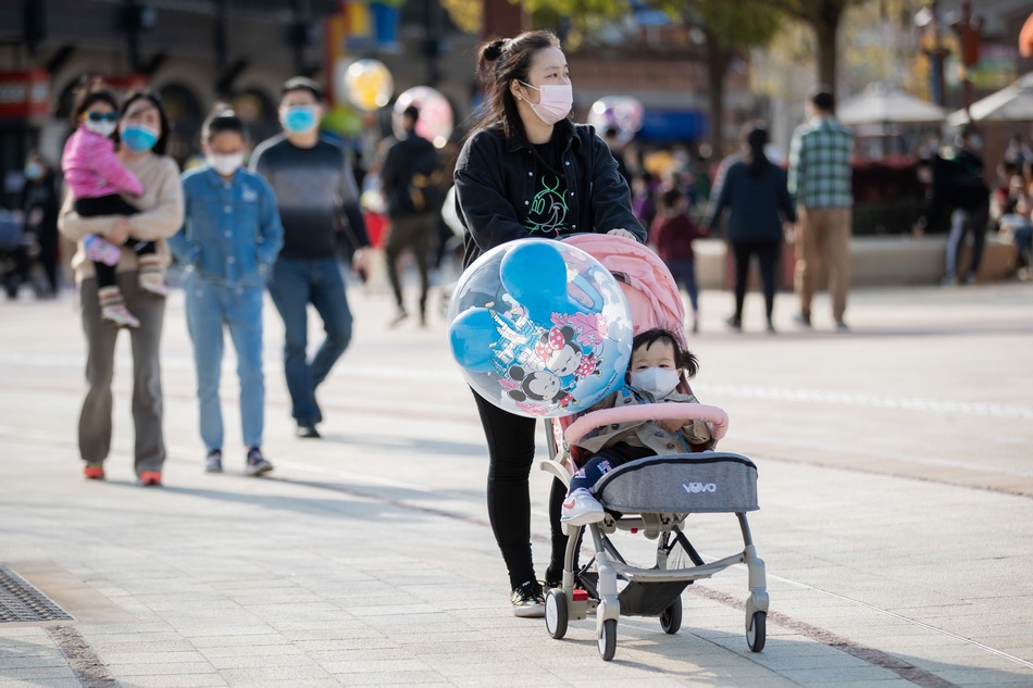 游客在上海迪士尼度假区迪士尼小镇游玩。  东方IC 图