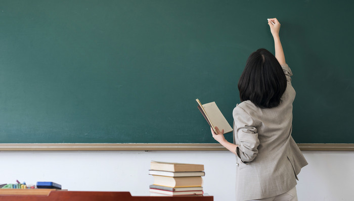 教师,先上岗,再考证