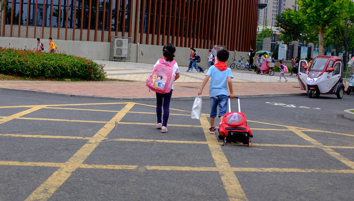 重庆实行公办民办中小学同步招生，民办校报名超额摇号录取