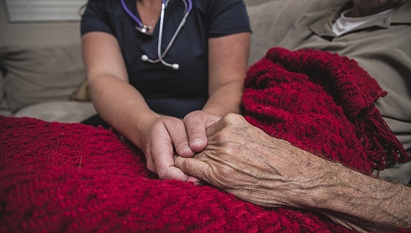 社保 “第六险” 来了！长护险独立险种地位被明确，为商业保险公司参与留空间