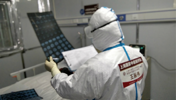 新时代奋斗者｜援鄂中医王振伟：在雷神山给患者喝中药、施针灸、练功法