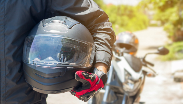 头盔的倒爷在狂欢，有批发商老板错失暴富良机后悔莫及