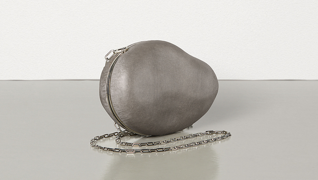 是日美好事物｜凿开巨大鹅卵石做成的BV手袋，日式风格的《龙珠》漫画迷你风扇