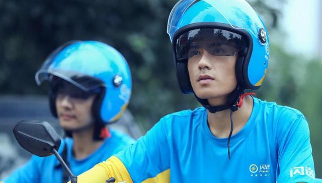 头盔突遭疯抢，快递外卖骑手反而很淡定