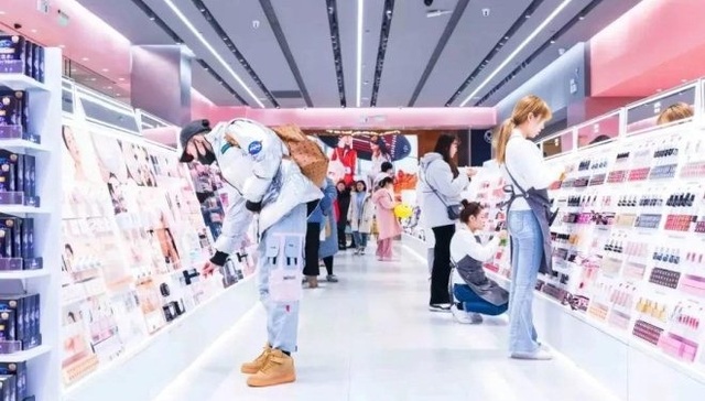 国货美妆集合店THE COLORIST和WOW COLOUR高歌猛进，年内增加过百门店