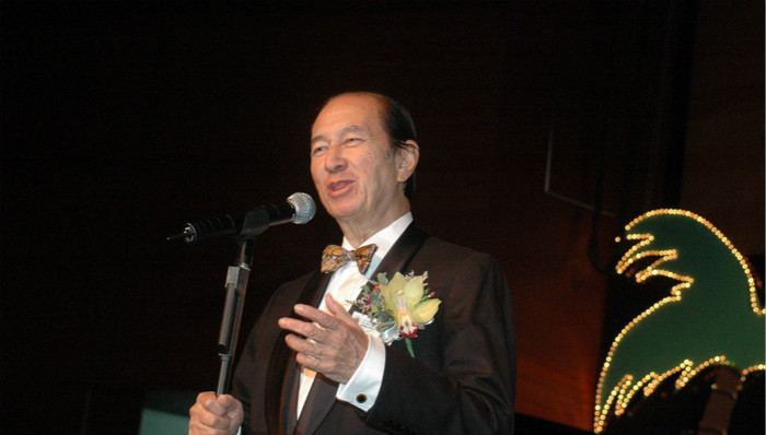 “赌王”何鸿燊与娱乐圈：女儿拿金像，儿媳是超模