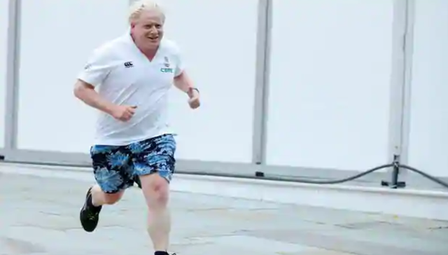 约翰逊病愈后决心减肥，女王准他去王宫跑步