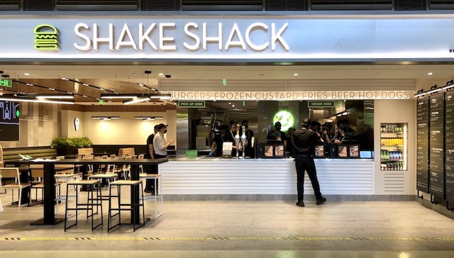 Shake Shack在上海虹桥机场开了家新店，邀请人们乘坐“人气汉堡航班”