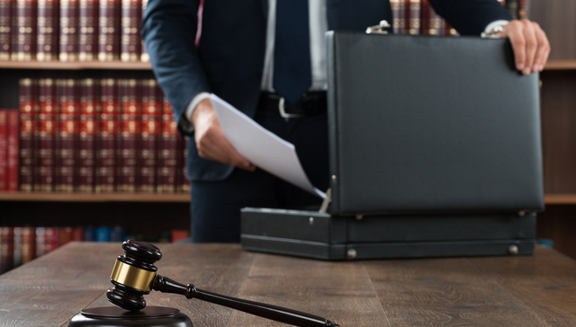 【特写】跨行奋斗十年的金领律师：我不允许自己丢客户