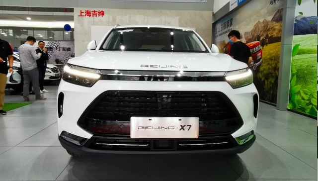 BEIJING品牌首款车型X7亮相，锚定北汽品牌向上重任 | 新车