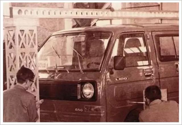 地摊儿经济撩了62岁“大叔”五菱汽车