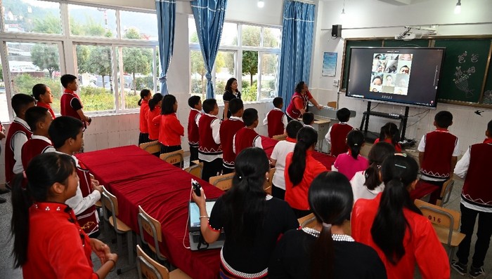 留守儿童与父母“云端”见面，技术能解决他们的困境吗？