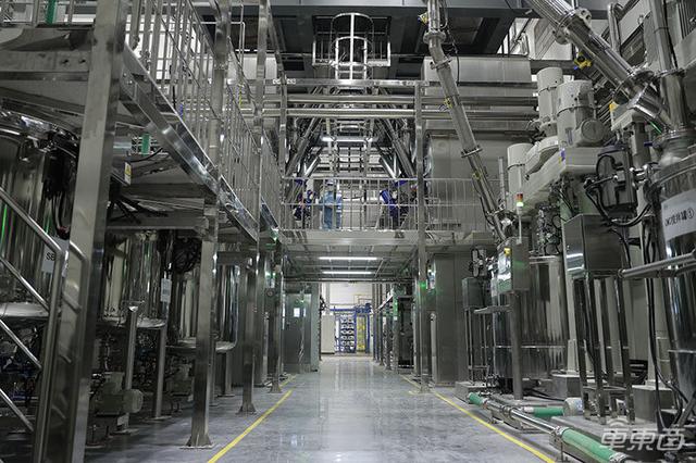 探秘比亚迪刀片电池工厂：今年产能已被预订一空