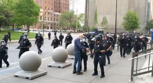 75岁,老人,警察,纽约