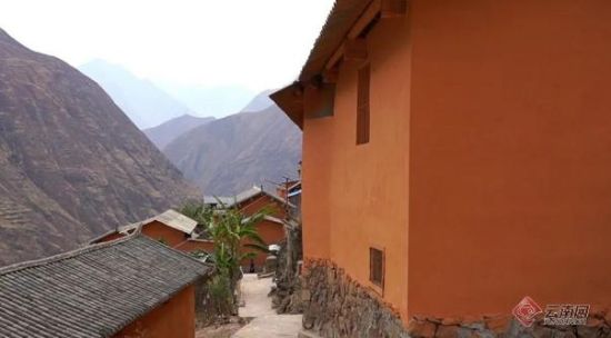 大理宾川县钟英乡：扶贫捧起团结花。供图