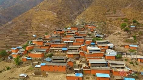 大理宾川县钟英乡：扶贫捧起团结花。供图