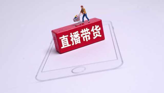 从鞋店老板变成50万粉网红：绝境求生的小主播和回不去的旧时代 | 我的直播时代⑦