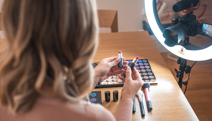 直播红海局中人：有人轻松卖出数十亿，也有近半机构失意离场 | 我的直播时代⑨