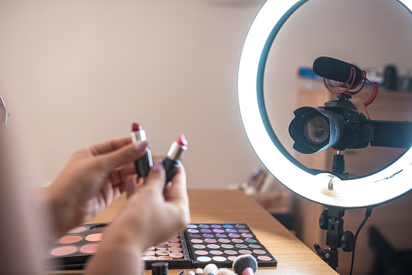 口水都讲干了，才来了两个观众| 我的直播时代⑩