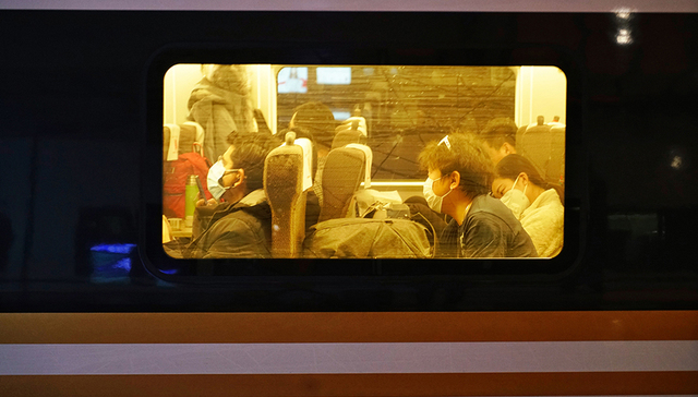 往返北京火车车次大幅减少，铁路暂未检查出京乘客核酸证明