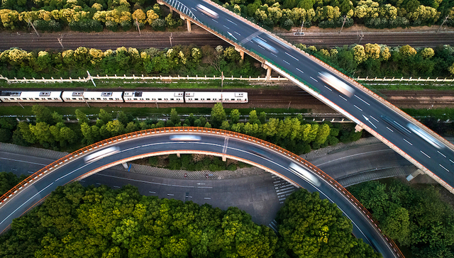 连接紫竹高新区和顾村公园，上海轨交15号线轨道全线贯通