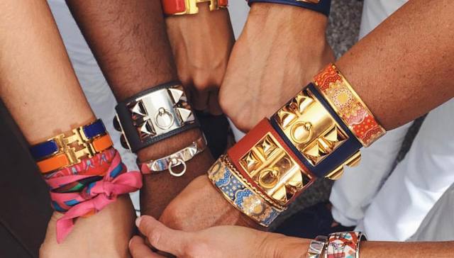 是日美好事物｜爱马仕手镯为搭配画点睛之笔，用实验室器材和皮革制成的极简花瓶