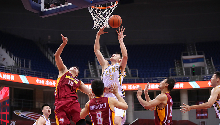他去年被裁出中国男篮国家队，如今是CBA复赛最耀眼的明星