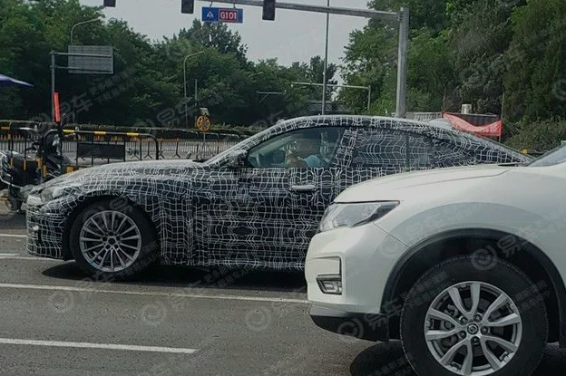 这款可能是双肾格栅尺寸最大的宝马轿跑四门版车型，已经开始道路测试