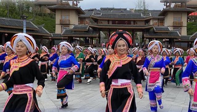 脱贫奔小康,助力,民族文化,特色产业,民族地区,群众,民族特色,全面小康,中华民族大家庭,扶贫战略