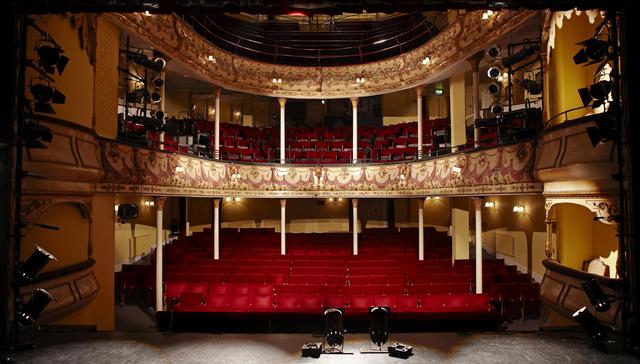 诗人与戏剧的苦恋：演起来很困难，读起来也要命 | 一诗一会