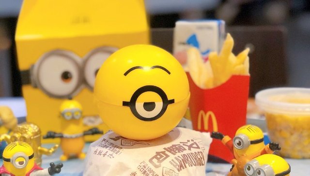麦当劳又推出70个小黄人盲盒，“买玩具送套餐”的游戏为什么玩不腻？