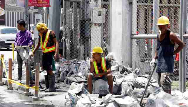 海外劳工寄钱养家行不通了？疫情将致国际汇款减少千亿美元