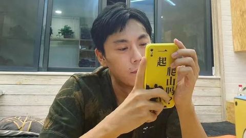 “一起爬山吗？”你们为何总喜欢把金句印在手机壳上