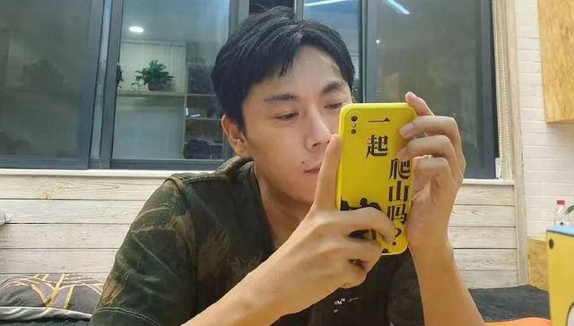 “一起爬山吗？”你们为何总喜欢把金句印在手机壳上