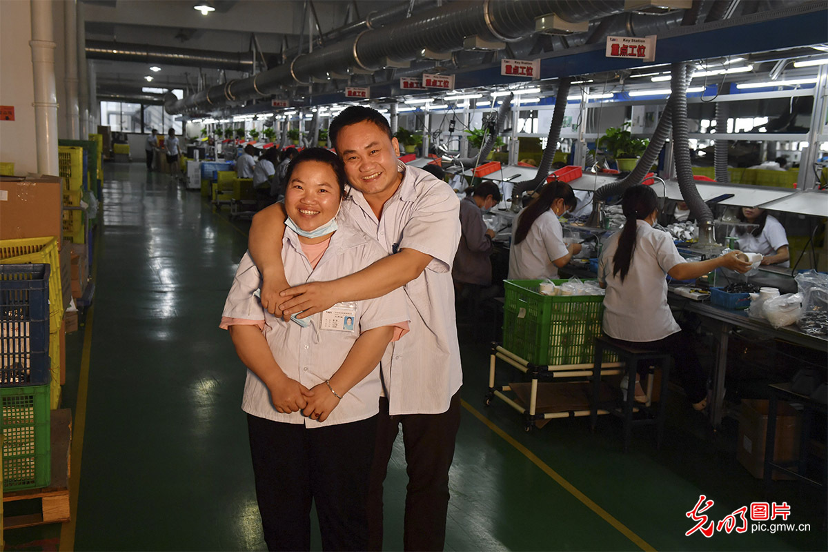 余姚“就业扶贫岗”上的贵州笑脸