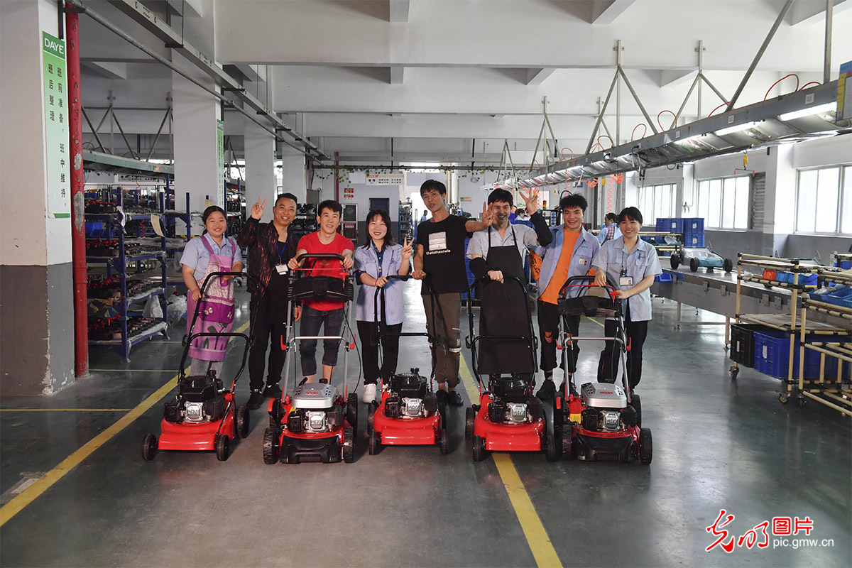 余姚“就业扶贫岗”上的贵州笑脸