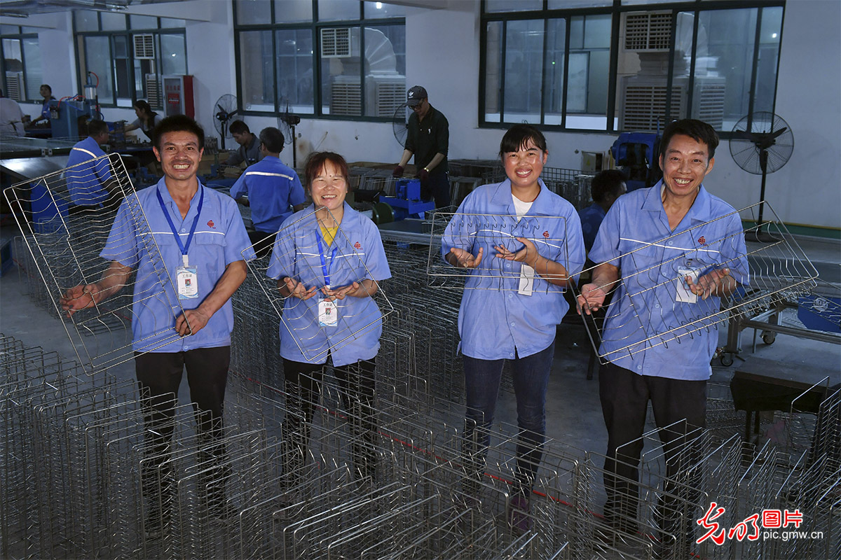 余姚“就业扶贫岗”上的贵州笑脸