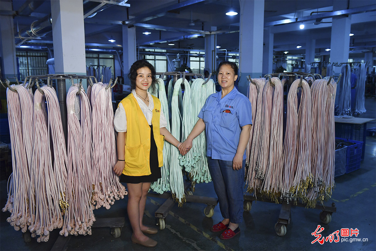 余姚“就业扶贫岗”上的贵州笑脸