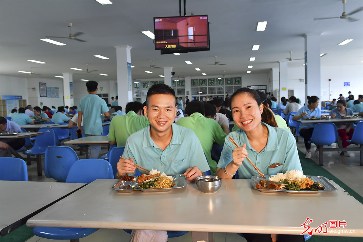 余姚“就业扶贫岗”上的贵州笑脸