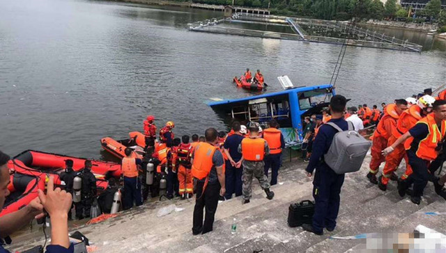 贵州安顺已救援出18名受伤人员，落水公交车已被打捞上岸