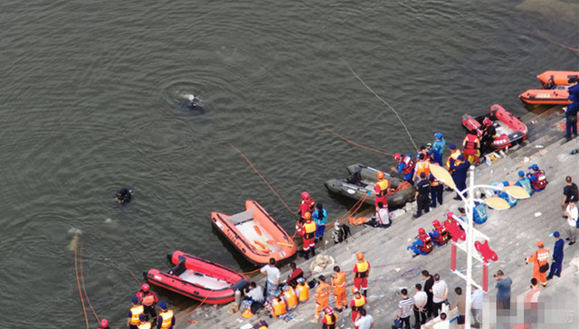 贵州安顺公交坠湖事件驾驶员死亡，共搜救出12名学生其中5人遇难