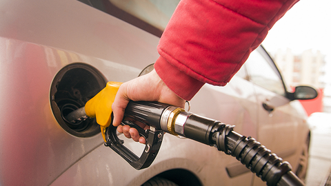 国内成品油价迎“两连涨”，加满一箱油多花4元