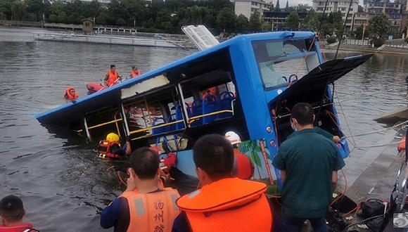 贵州通报公交坠湖致21死：公交司机有厌世情绪，事发前饮酒