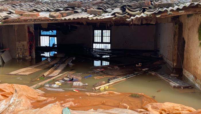 现场｜鄱阳县城最后防线 ：水位直逼昌江圩堤顶部，400官兵正加紧抢固