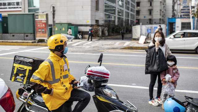 在需要他们的同时歧视他们：不准外卖员进入商场的问题究竟在哪里？