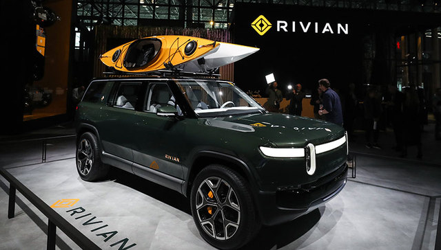 电动车狂潮：特斯拉股价飞涨，竞争对手融资25亿美元