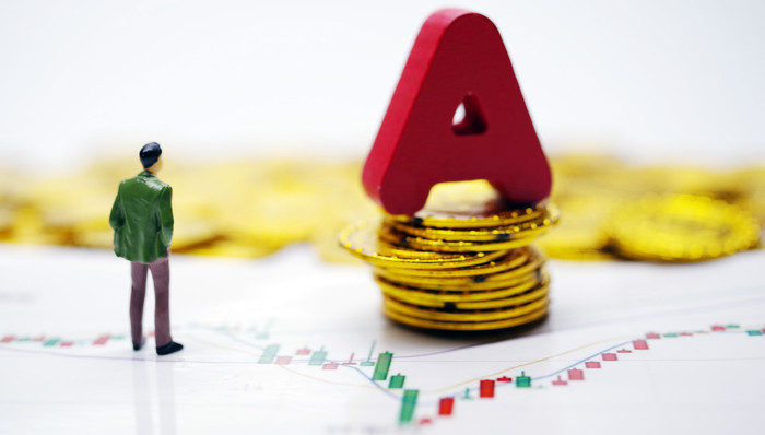 疯涨过后震荡回调！A股三大指数集体下跌，两市交易额连续第9日破万亿