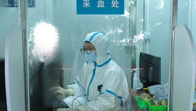 户外核酸检测，医护人员，便利